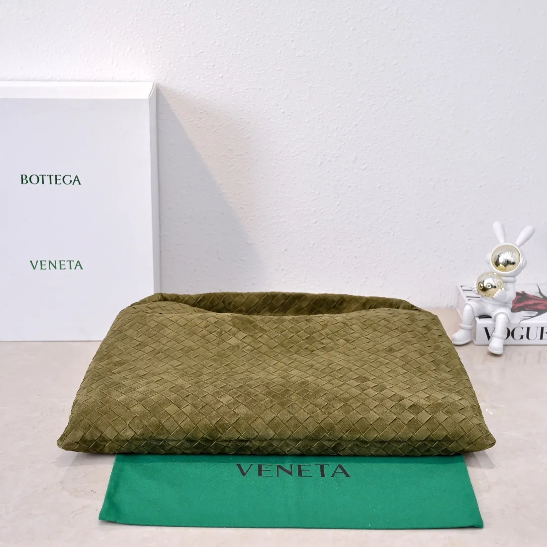 Batch 2160 #Bv Yangjin large size HOP cowhide, the bag body and handles are made of a whole piece of woven leather. The bag body is soft and lazy. Hop symbolizes the praise of innovation and eternal craftsmanship [love]. The pyramid silhouette combines practicality and fashion. Modern and casual, the bag mouth is double-sided closed design, more convenient and safe! Made of soft cowhide and full of texture, this is a must-have for fashionable ladies who like minimalism, comfort and casualness! Model: 3970 Dimensions: 54x24x13